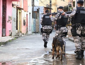 Facções obrigam pessoas a destrancar suas próprias casas em Salvador