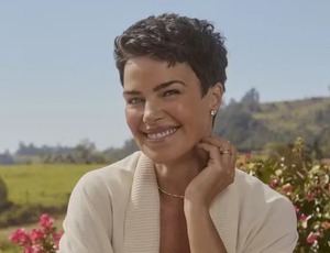 Ana Paula Arósio grava chamada inédita para a Globo e anima público