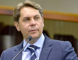 Presidente da Assembleia Legislativa de Goiás simula tortura na internet em busca de engajamento