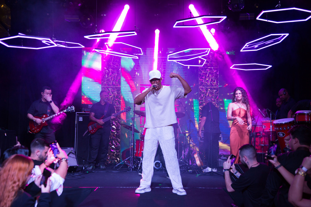 MC Koringa surpreende no encerramento da ICWEEK 2025 e leva público ao delírio