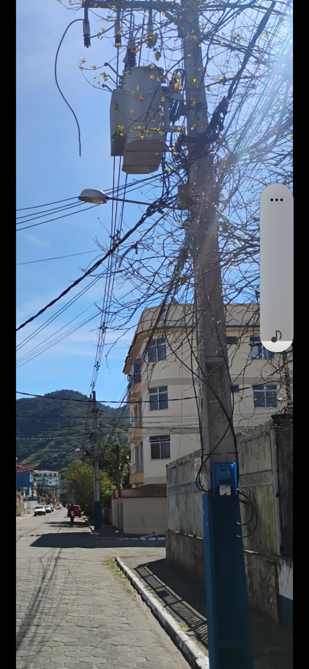 Muriqui está sem luz faz mais de 11hs. Idosos e comerciantes são os mais prejudicados 