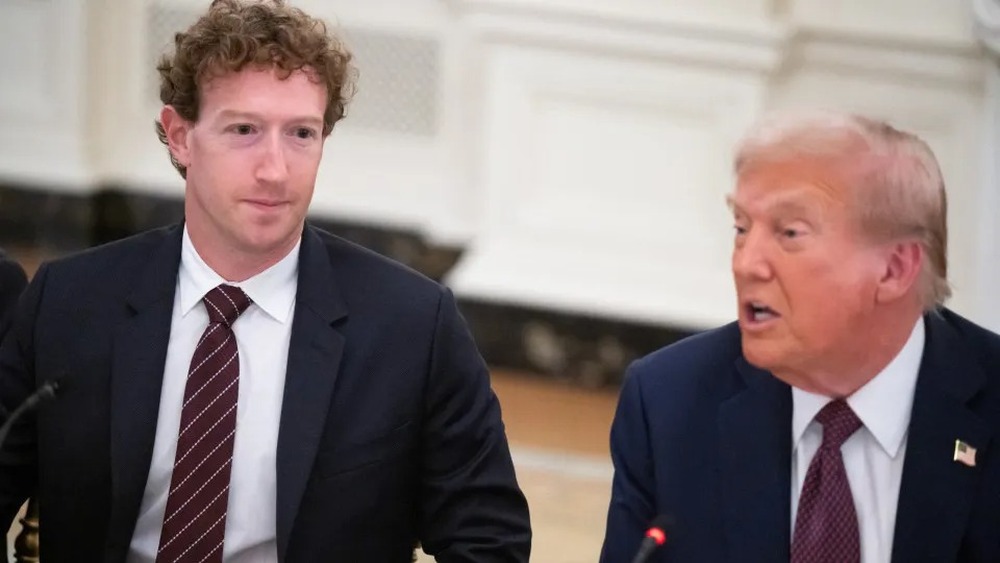 Sem perceber microfone ligado, Zuckerberg faz revelação a Trump em jantar