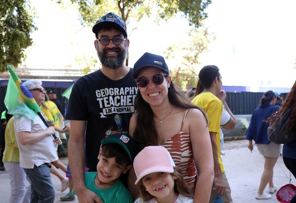 Brasileiros celebram soberania; Curupira e Zé Gotinha desfilaram