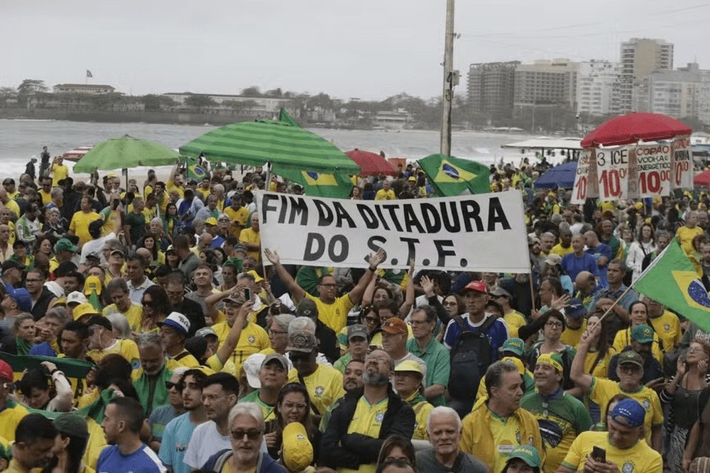 Apoiadores de Bolsonaro protestam em Copacabana e pedem anistia para condenados por atos golpistas