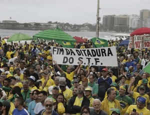 Apoiadores de Bolsonaro protestam em Copacabana e pedem anistia para condenados por atos golpistas