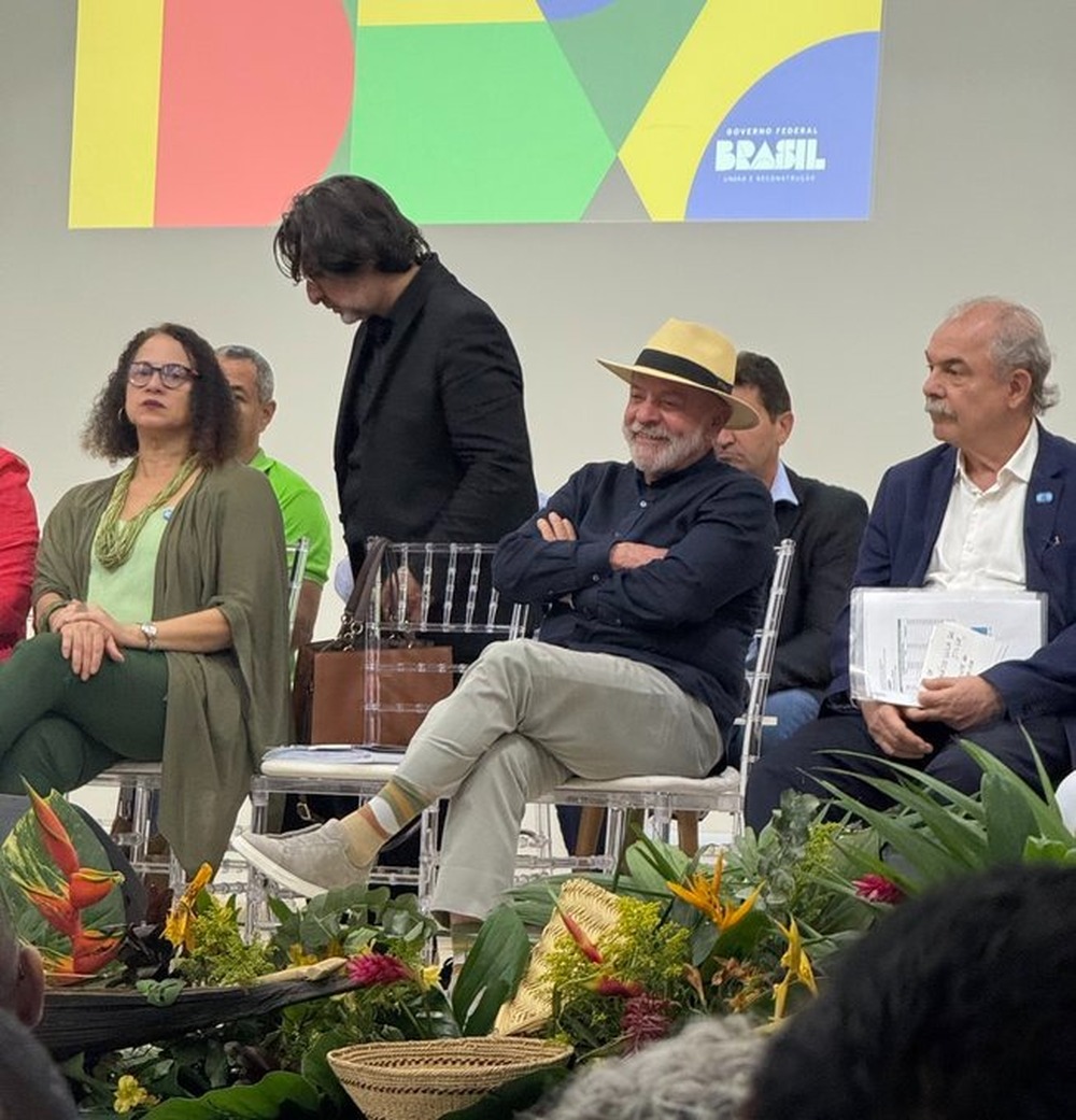 Enquanto Bolsonaro chora e Trump ameaça, Lula é ovacionado por jovens no Amazonas