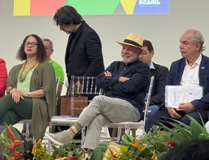 Enquanto Bolsonaro chora e Trump ameaça, Lula é ovacionado por jovens no Amazonas