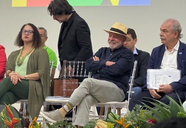 Enquanto Bolsonaro chora e Trump ameaça, Lula é ovacionado por jovens no Amazonas