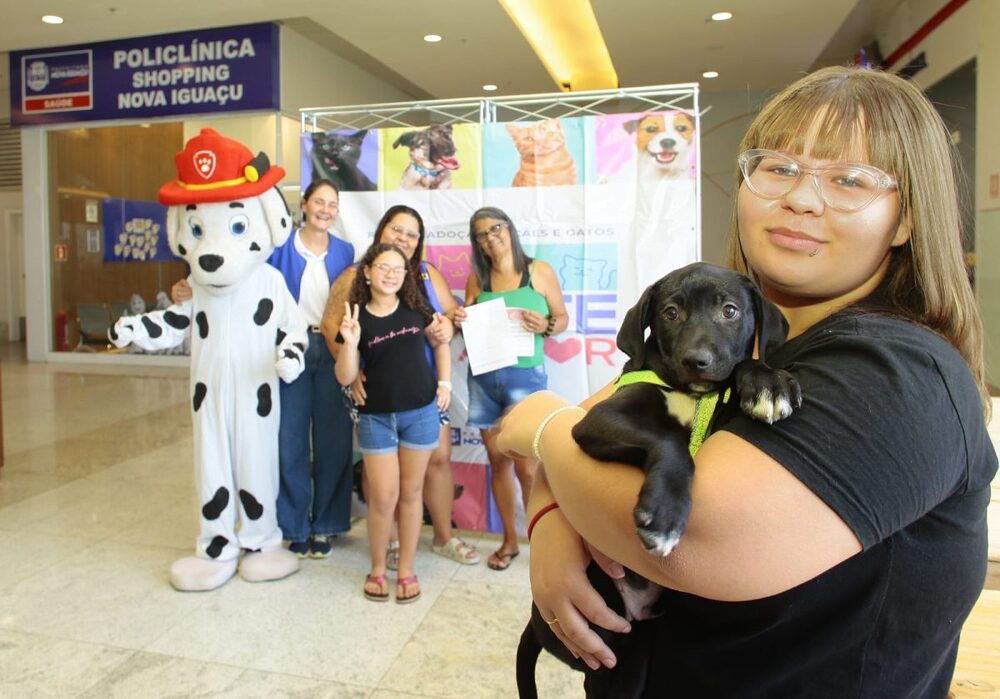 Nova Iguaçu celebra adoção: campanha pode garantir o 100º pet com novo lar em 2025