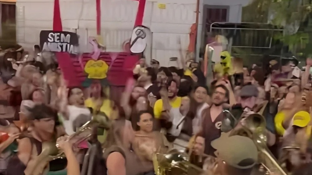 CARNAVAL DA DEMOCRACIA: Povo festeja nas ruas vitória sobre o golpe