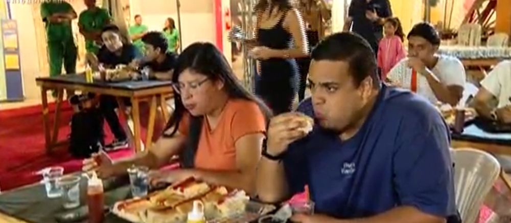 Casal devora 23 cachorros-quentes em 10 minutos e fatura R$ 3 mil no Barra World