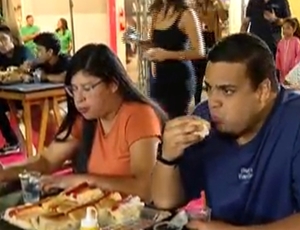 Casal devora 23 cachorros-quentes em 10 minutos e fatura R$ 3 mil no Barra World