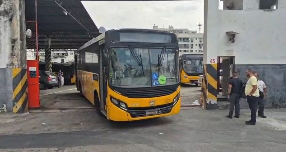 Motoristas voltam ao trabalho depois de receberem férias e vale-alimentação em atraso