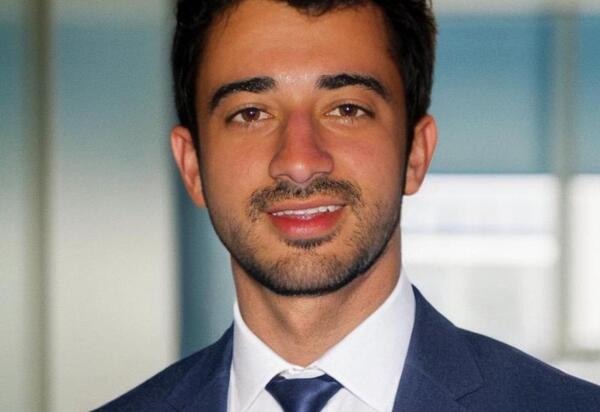 Liderança não blinda: a regra constitucional das faltas no caso Eduardo Bolsonaro