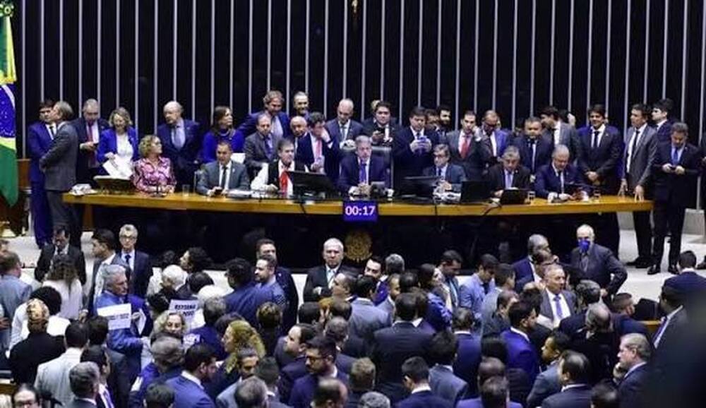 Deputados se retratam após apoio à PEC da Blindagem