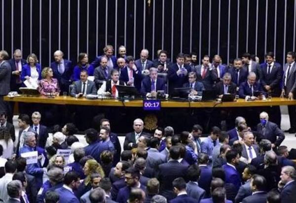 Deputados se retratam após apoio à PEC da Blindagem