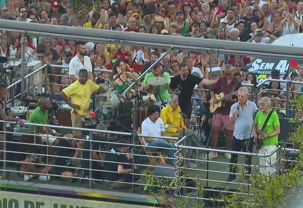 Showmiício com Chico, Gil, Caetano reúne 48 mil em Copacabana