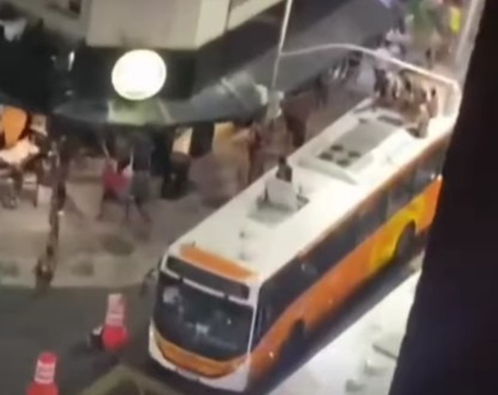 Criminosos fazem arrastão em bar e ônibus durante manifestação em Copacabana