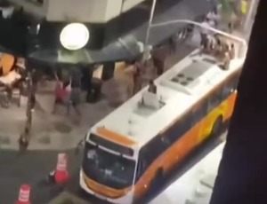 Criminosos fazem arrastão em bar e ônibus durante manifestação em Copacabana