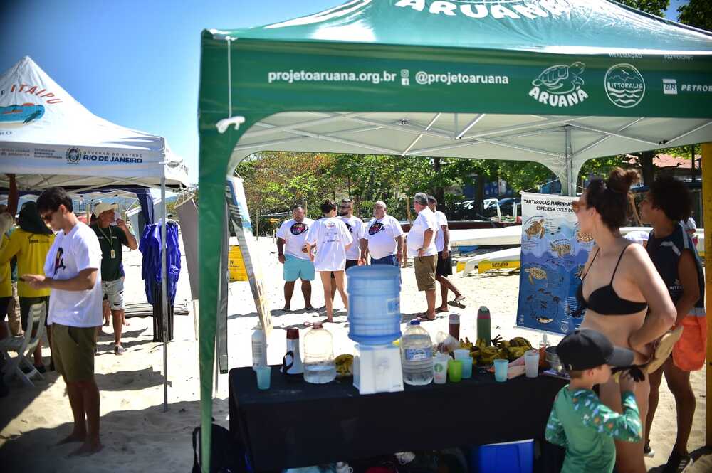 Prefeitura de Niterói participa com voluntários do Clean Up Day em diversas praias da cidade