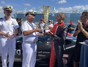 Piloto Italiano Fabio Barone faz história na Itália na Nave Trieste da Marina Militar 