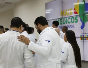 Estudantes de baixa renda de curso de medicina terão ajuda do governo