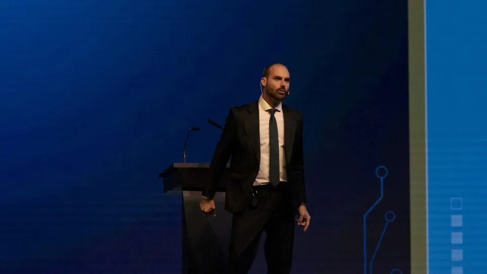 Motta barra Eduardo Bolsonaro como líder da Minoria e abre espaço para cassação por faltas