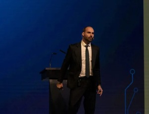 Motta barra Eduardo Bolsonaro como líder da Minoria e abre espaço para cassação por faltas