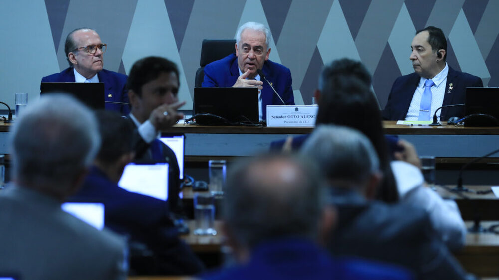 CCJ do Senado declara inconstitucional PEC da blindagem a parlamentares