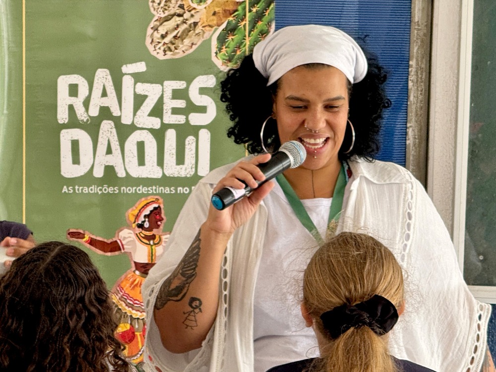 Projeto Raízes Daqui completa segundo mês com oficinas de Coco de Roda e receptividade excepcional nas escolas públicas cariocas