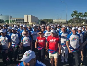 Lula faz caminhada esvaziada, paga com dinheiro público, não divulga gastos e critica motociatas