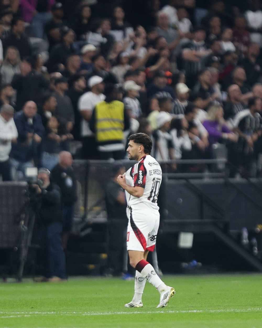 Flamengo vence o Corinthians de virada na Neo Química Arena e dispara na liderança; 4 pontos do Vice