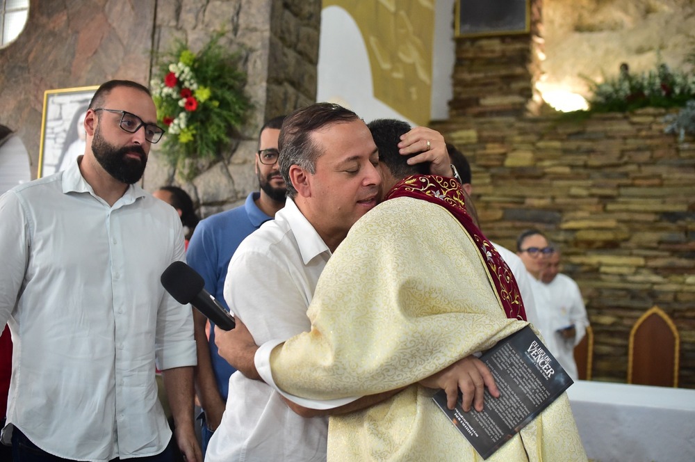 Prefeito Rodrigo Neves participa de missa em homenagem a São Miguel Arcanjo, símbolo de proteção e defesa da fé