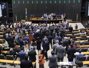 Para aprovar isenção do IR, oposição quer que governo corte verba de educação e saúde