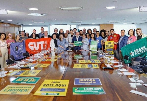 Lula recebe movimentos sociais que defendem isenção do IR para quem recebe até R$ 5 mil
