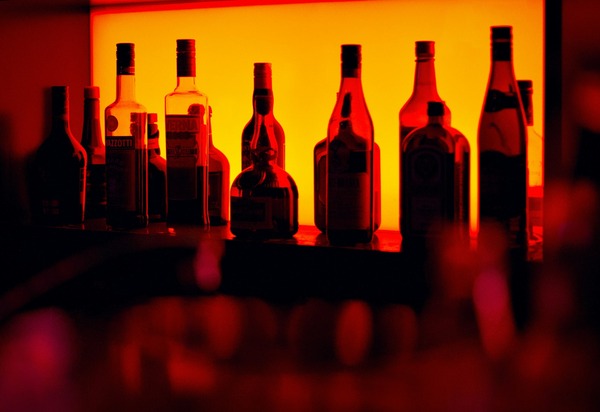 Governo do Rio lança cartilha para ajudar consumidores a identificar bebidas falsificadas