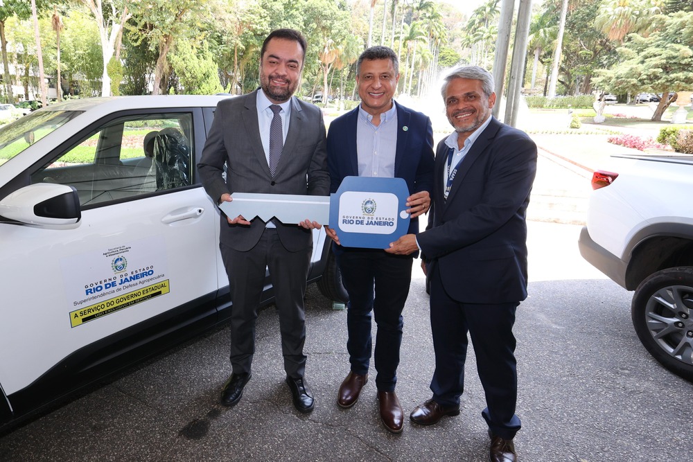 Castro entrega 20 novos veículos para reforçar a fiscalização agropecuária