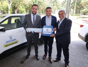 Castro entrega 20 novos veículos para reforçar a fiscalização agropecuária