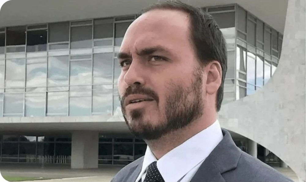 Carlos Bolsonaro planeja renunciar à Câmara do RJ e mudar para SC por mandato no Senado