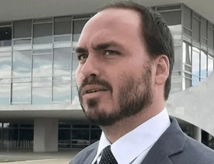 Carlos Bolsonaro planeja renunciar à Câmara do RJ e mudar para SC por mandato no Senado