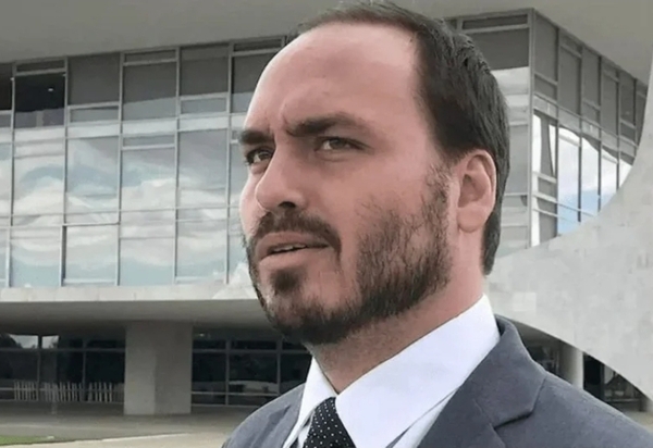 Carlos Bolsonaro planeja renunciar à Câmara do RJ e mudar para SC por mandato no Senado