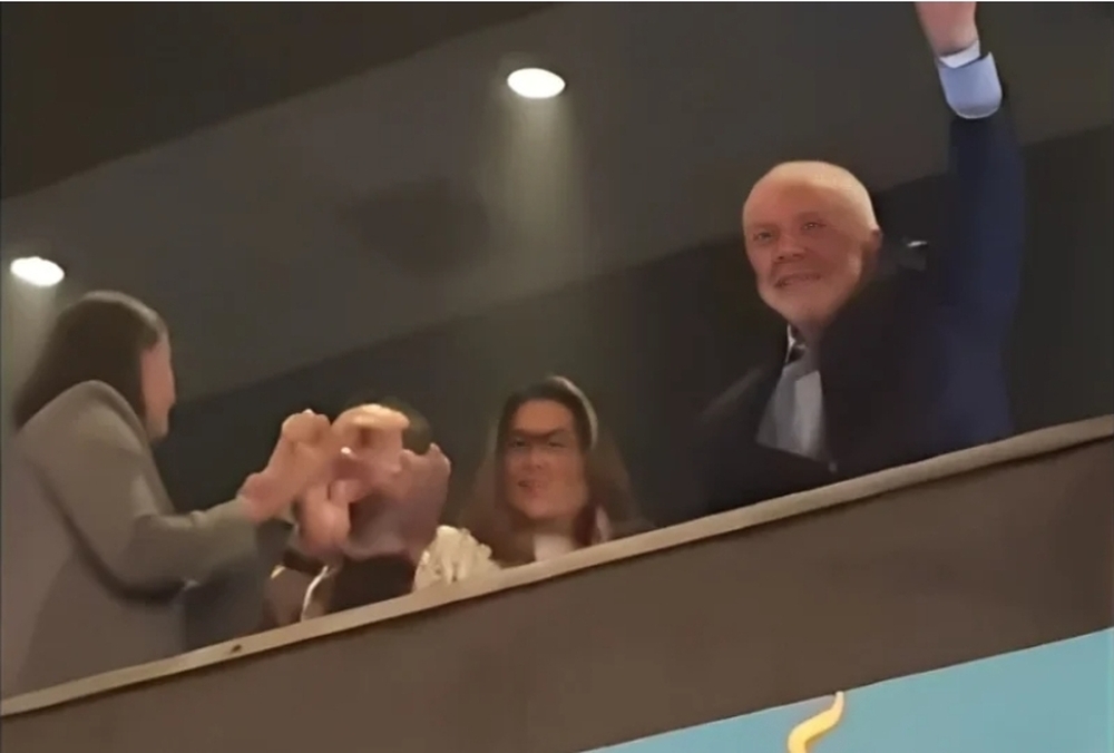 Lula é ovacionado pelo público no show de Maria Bethânia