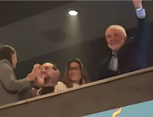 Lula é ovacionado pelo público no show de Maria Bethânia