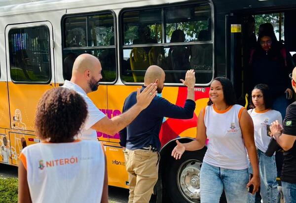 Alunos da rede municipal vivem dia de imersão no mundo da aviação com o projeto Pega a Visão  