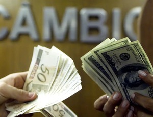 Dólar cai para R$ 5,31 após conversa entre Lula e Trump