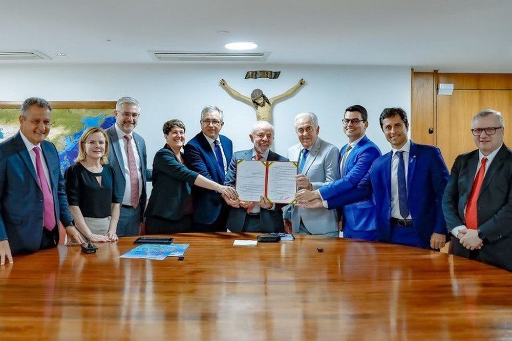 Lula sanciona lei do Agora Tem Especialistas e regulamenta Lei de Pesquisa Clínica que fortalece saúde pública