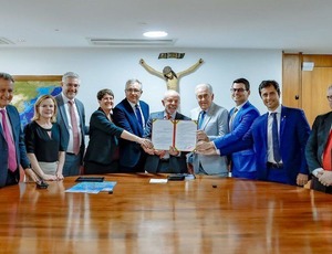 Lula sanciona lei do Agora Tem Especialistas e regulamenta Lei de Pesquisa Clínica que fortalece saúde pública