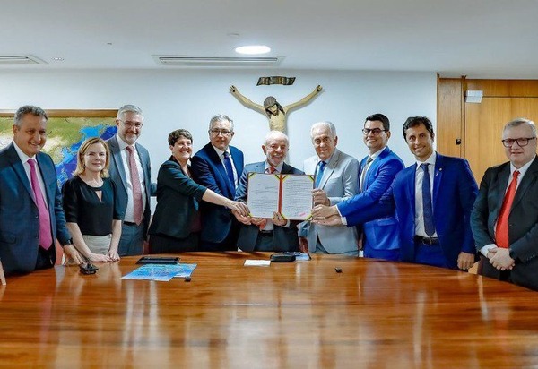 Lula sanciona lei do Agora Tem Especialistas e regulamenta Lei de Pesquisa Clínica que fortalece saúde pública