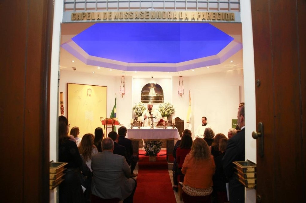 Cristo Redentor é iluminado de vermelho em homenagem ao Dia do Ministério Público do Estado do Rio de Janeiro