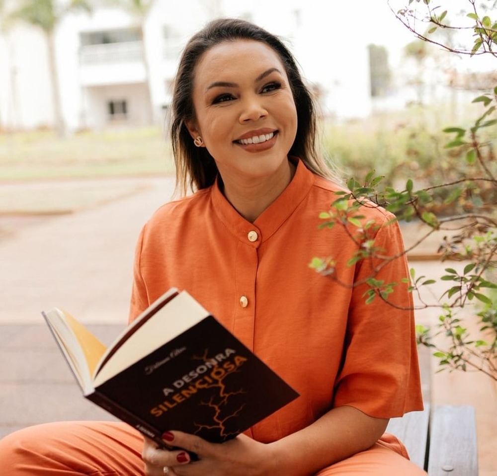 Fabiana Alves lança o livro A Desonra Silenciosa na Livraria da Travessa do Rio de Janeiro